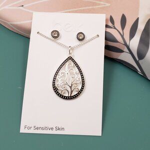 belk, NWT, silver tone black filigree pendant necklace & stud earring set